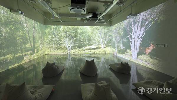 교육동 1층에 자리한 상설 미디어전시실에서는 첫 번째 미디어 아트 전시 ‘소금, 갯골, 그리고 물의 시간’이 열리고 있다. 이나경기자