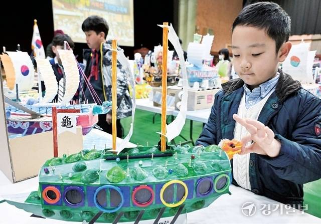 참가 학생들이 자신이 출품한 거북선을 점검하고 있다. 홍기웅기자