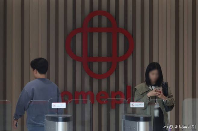 서울 강서구 홈플러스 본사에서 직원들이 출입문을 오가는 모습. /사진제공=뉴시스