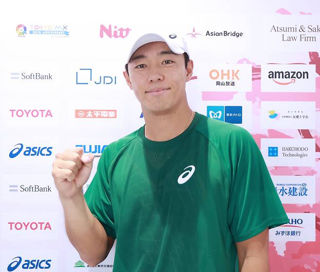 이덕희가 16일 일본 아리아케 테니스파크에서 열린 2025 도쿄 데플림픽 남자 단식 1라운드(64강)에서 블라디슬라프 아브라모프(개인 중립 선수)를 꺾은 뒤 기념촬영을 하고 있다. 도쿄=공동취재단