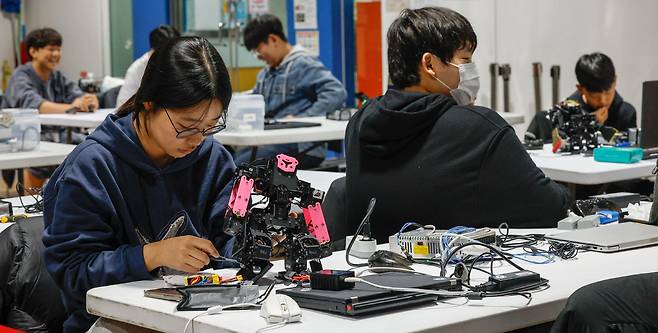 16일 서울 도봉구 시립창동청소년센터에서 열린 K-청소년로봇대회에서 참가 학생들이 휴머노이드 격투용 로봇을 준비하고 있다.