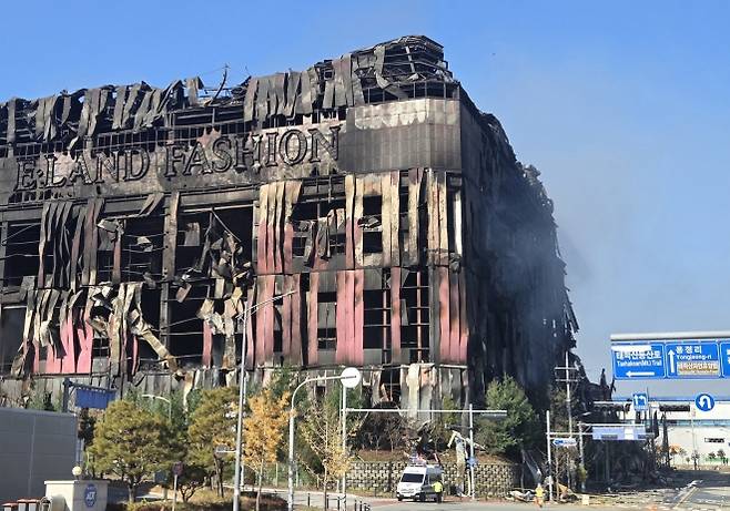 뼈대만 남은 천안 이마트패션 물류센터 - 16일 오전 충남 천안 동남구 이랜드패션 물류센터 화재 현장. 이종익 기자