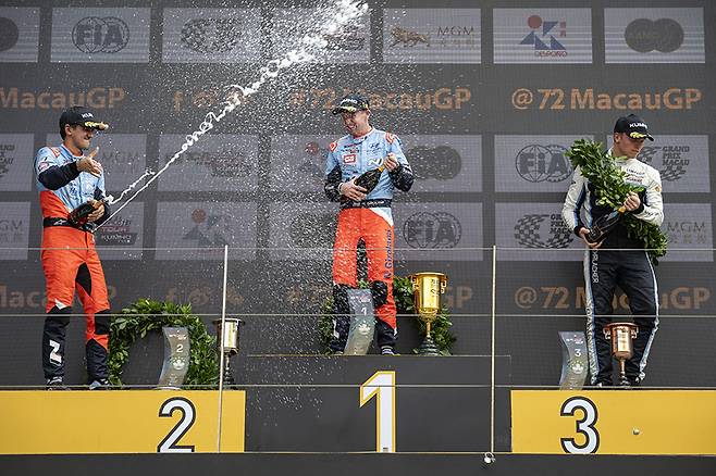 네스터 지롤라미가 포디엄 정상에서 샴페인 셀러브레이션을 하고 있다. 사진: 정인성 작가(@웨이브진)