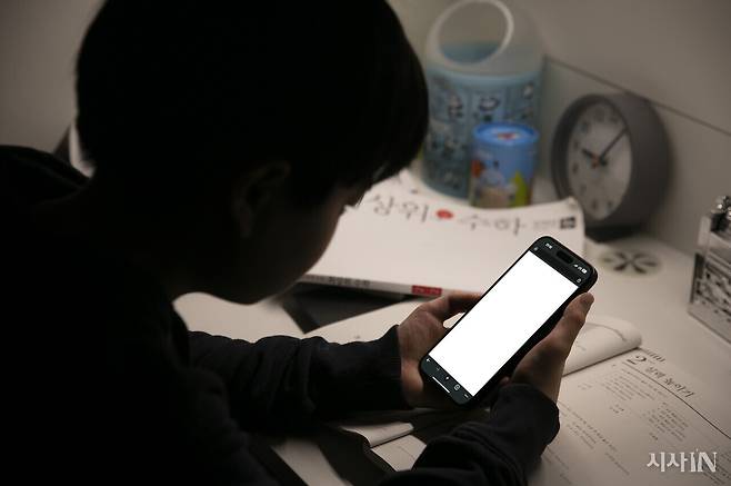 스마트폰이 널리 보급되기 시작한 2010년부터 2015년 사이 서구 청소년들의 불안과 우울증이 갑자기 증가했다. ⓒ시사IN 이명익