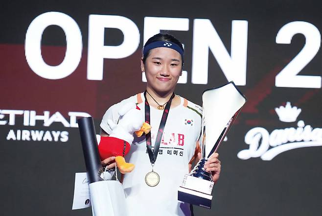 안세영 선수가 10월19일(현지시간) 덴마크오픈 배드민턴 여자단식 결승전에서 승리한 뒤 우승 세리머니를 하고 있다. ⓒEPA연합