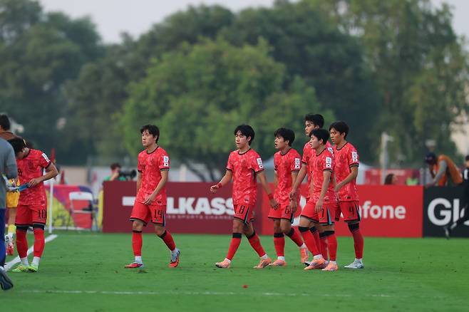 U-17 대표팀 선수들이 15일(한국시간) 도하의 어스파이어존 제8경기장에서 열린 2025 카타르 U-17 월드컵 32강전에서 잉글랜드에 0-2로 패한 뒤 아쉬워하고 있다. 조별리그 F조에서 2승1무를 기록해 2위로 32강에 오르며 역대 최고성적(8강) 이상을 바라봤지만 아쉽게 잉글랜드를 넘지 못했다. 사진제공│대한축구협회