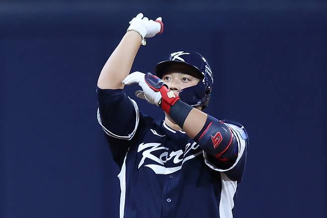 한동희(사진)는 ‘K-베이스볼 시리즈’가 열린 도쿄서 롤모델 이대호를 만나 아낌없는 칭찬을 받았다. 갈고닦은 기량을 국제경기와 내년 증명하겠다는 각오다.|뉴시스