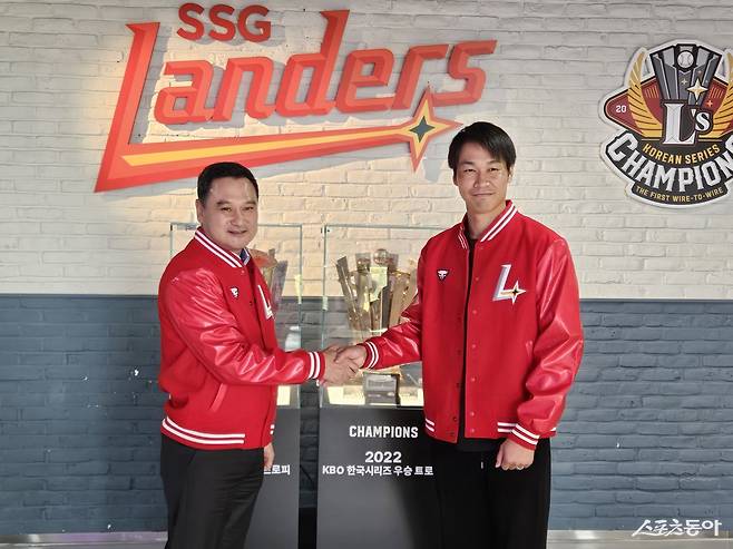 SSG가 아시아쿼터 선수로 일본 야구국가대표팀 출신의 우완 다케다 쇼타(오른쪽)를 영입했다. 다케다가 16일 인천 미추홀구의 구단 사무실에서 김재섭 구단 대표이사와 악수하고 있다. 사진제공|SSG 랜더스