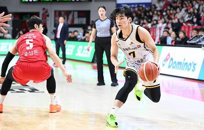 LG 최형찬(오른쪽)이 16일 안양 정관장 아레나에서 열린 정관장과 원정경기서 변준형의 수비를 따돌리고 돌파를 시도하고 있다. 최형찬의 3쿼터 맹활약 덕분에 LG가 역전승을 거두고 1위를 지켰다. 사진제공|KBL