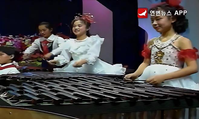 가운데 흰옷을 입은 어린이가 윤은화다 사진출처 | 연변뉴스