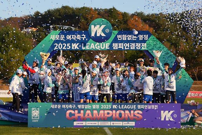 여자축구 화천 KSPO가 15일 서울시청을 제압하고 창단 이후 처음으로 WK리그 챔피언 트로피를 차지한 뒤 세리머니를 하고 있다. 한국여자축구연맹 제공
