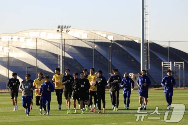 축구 국가대표팀 선수들이 10일 충남 천안시 서북구 대한민국축구종합센터에서 열린 소집훈련에서 몸을 풀고 있다. /사진=뉴스1