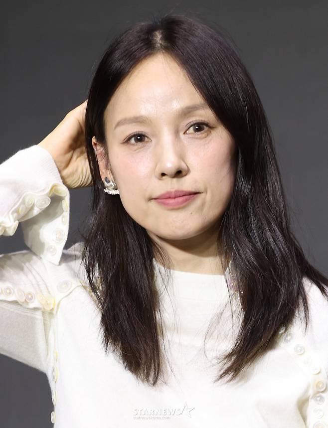 (서울=뉴스1) 권현진 기자 = 가수 이효리가 1일 서울 광진구 풀만 앰버서더 서울 이스트폴에서 열린 쿠팡플레이 '저스트 메이크업' 제작발표회에 참석해 매력을 발산하고 있다. '저스트 메이크업'은 대한민국을 넘어 세계적으로 K-뷰티를 대표하는 메이크업 아티스트들이 자신만의 색깔로 치열하게 맞붙는 초대형 메이크업 서바이벌 프로그램으로 이효리가 MC를 맡았다. 2025.10.1/뉴스1 Copyright (C) 뉴스1. All rights reserved. 무단 전재 및 재배포, AI학습 이용 금지. /사진=(서울=뉴스1) 권현진 기자