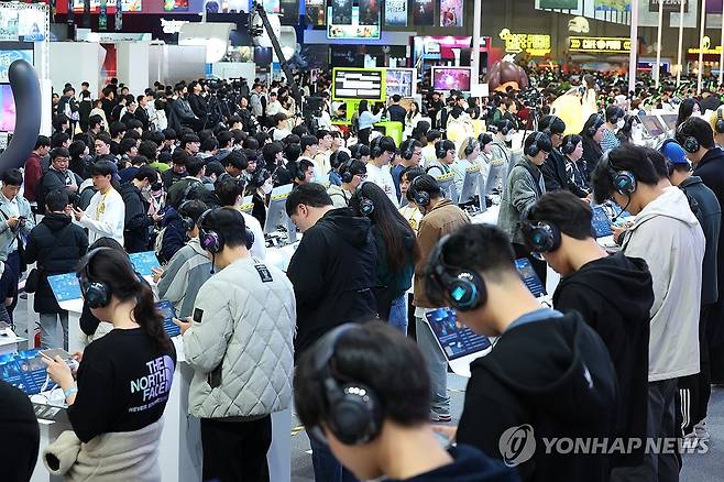 뜨거운 지스타 열기 (부산=연합뉴스) 손형주 기자 = 13일 오전 부산 벡스코에서 개막한 국내 최대 게임쇼 2025 지스타가 관람객들로 북적이고 있다. 지스타는 오는 16일까지 총 44개국, 1천273개사, 3천269부스 규모로 열린다. 2025.11.13 handbrother@yna.co.kr