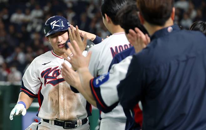 16일 일본 도쿄돔에서 열린 2025 K-베이스볼 시리즈 한국과 일본의 2차 평가전에서 안현민(kt 위즈)이 8회말 1사 주자없는 상황 솔로홈런을 친 뒤 더그아웃에서 축하를 받고 있다.