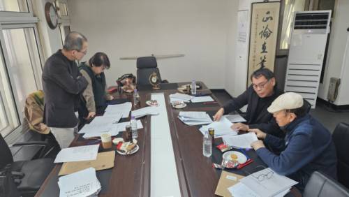 ◇지난 14일 강원일보사 편집국 회의실에서 열린 ‘2025 강원 시니어문학상 심사’에서 심사위원들이 수상작품을 선정하고 있다. 사진=오석기기자