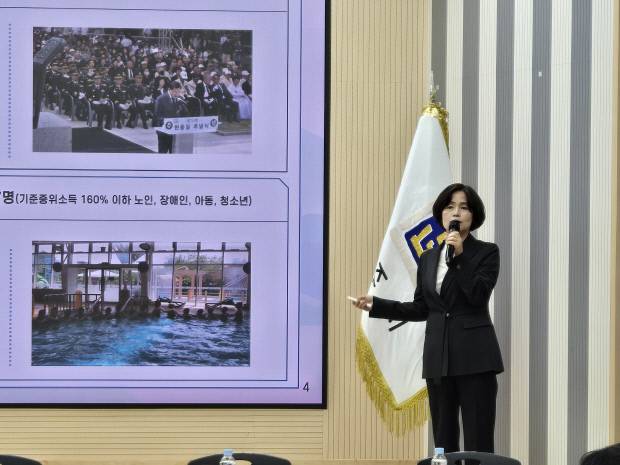 경주시 시민복지국 남미경 국장이 대회의실에서 '2025년 시민복지국 핵심 추진전략'을 브리핑하고 있다. 사진=박형기 기자