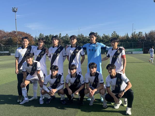 지난 15일 경기 구리시 GS챔피언스파크에서 열린 K리그 주니어 리그 A조 최종전에서 FC서울 U18 오산고등학교와 0-0으로 비기며 3위(8승 2무 2패, 승점 26점)로 시즌을 마친 경남FC U18 진주고등학교 선수들이 기념 촬영을 하고 있다./경남FC/