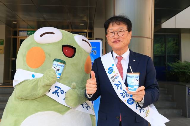 김대권 수성구청장이 지난 6월 청렴데이캠페인에 참여한 뒤 기념사진을 촬영하고 있다. 대구 수성구청 제공