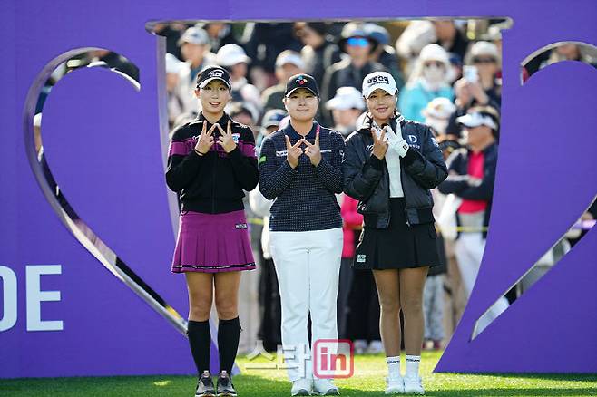 홍정민(가운데)이 위믹스 챔피언십 최종일 1번홀 티샷을 끝낸 뒤 이동은(왼쪽), 성유진과 함께 카메라를 향해 포즈를 취하고 있다. (사진=이데일리 골프in 조원범 기자)