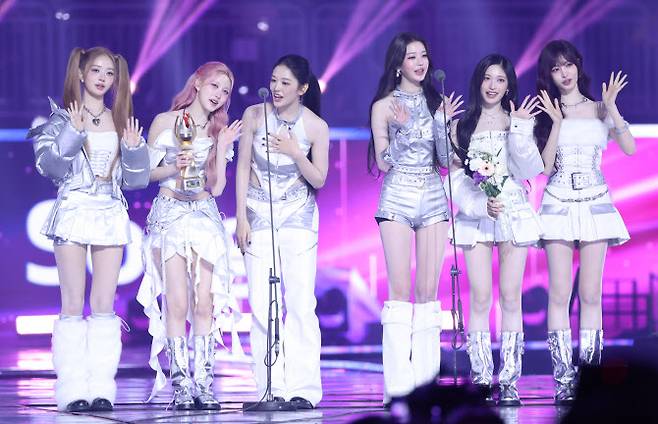 그룹 아이브가 15일 인천 중구 인스파이어 아레나에서 열린 ‘2025 코리아 그랜드 뮤직 어워즈 with iM뱅크’(2025 KGMA) 둘째 날 뮤직 데이에서 ‘2025 그랜드 송’ 트로피를 받은 뒤 수상 소감을 밝히고 있다.(사진=KGMA 특별취재반)