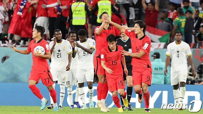 가나전에서 조규성의 득점 후 공을 센터서클로 가져오는 대표팀 선수들. 2022.11.29/뉴스1 ⓒ News1 이동해 기자