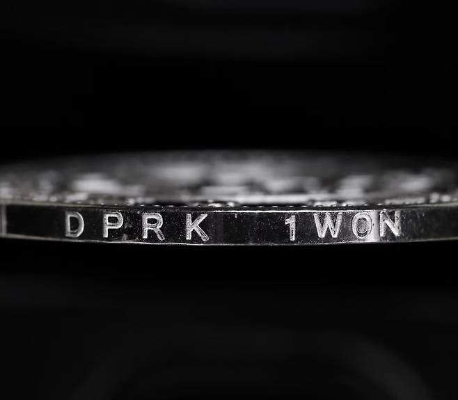 북한중앙은행이 지난 9월 25일 발행한 것으로 알려진 기념 은화 측면 사진. (샤오홍슈 계정 ’启炫‘ 갈무리)