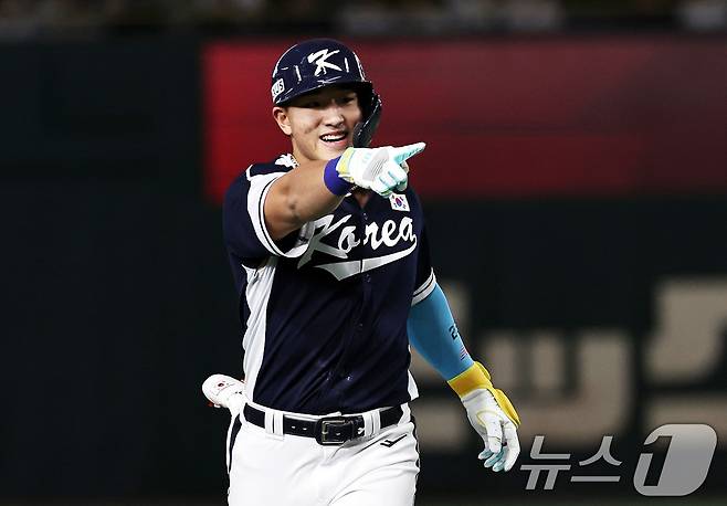 15일 오후 일본 도쿄돔에서 열린 월드베이스볼클래식(WBC) 대비 평가전 '2025 케이 베이스볼 시리즈(K-BASEBALL SERIES)' 일본과의 1차전 경기. 대한민국 안현민이 4회초 무사 1루 상황 투런홈런을 친 뒤 그라운드를 돌고 있다. 2025.11.15/뉴스1 ⓒ News1 구윤성 기자