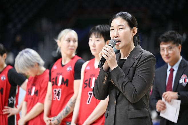 박정은 감독이 마이크를 잡고 소감을 전하고 있다. 사진 | WKBL