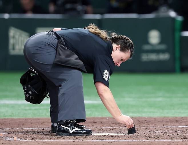 15일 일본 도쿄돔에서 열린 2025 K베이스볼 시리즈 대한민국과 일본의 평가전. 4회초 메이저리그(MLB) 최초 여성 심판인 젠 파월이 타석을 고르고 있다. 사진 | 연합뉴스