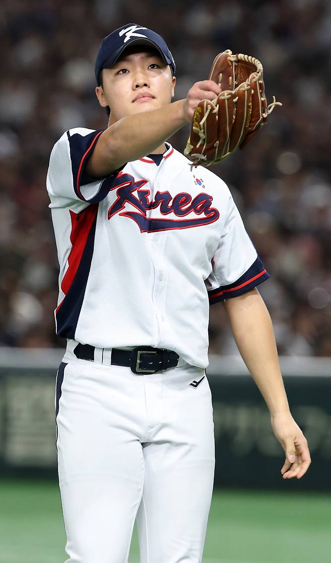 정우주, 1회 깔끔한 삼자범퇴
(도쿄=연합뉴스) 이동해 기자 = 16일 일본 도쿄돔에서 열린 2025 K베이스볼 시리즈 대한민국과 일본의 평가전. 1회초 대한민국 선발투수 정우주가 삼자범퇴로 깔끔하게 이닝을 마무리 지은 뒤 더그아웃으로 향하고 있다. 2025.11.16
eastsea@yna.co.kr
(끝)
<저작권자(c) 연합뉴스, 무단 전재-재배포, AI 학습 및 활용 금지>