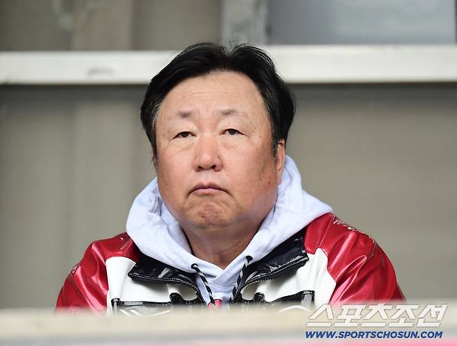 26일 잠실구장에서 열린 한화와 LG의 KS 1차전. 경기 지켜보는 LG 차명석 단장. 잠실=송정헌 기자songs@sportschosun.com/2025.10.26/