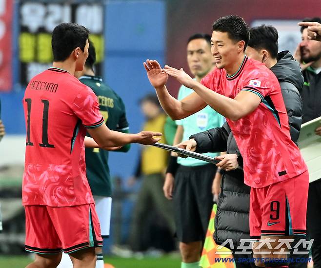 14일 대전월드컵경기장에서 열린 대한민국과 볼리비아의 A매치 평가전. 조규성이 후반 교체투입되며 황희찬과 하이파이브를 하고 있다. 대전=허상욱 기자wook@sportschosun.com/2025.11.14/