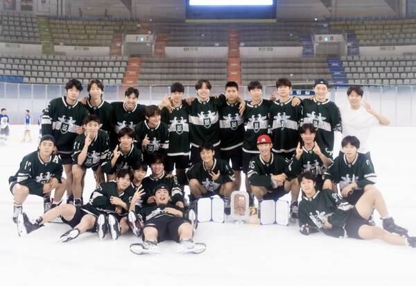 정서장애학생 전문교육기관인 한국육영학교의 편의점 리모델링을 위해 성금을 모아 전달한 경성고 아이스하키 선수들이 빙판 위에서 환하게 웃고 있다. 사진=경성고 제공