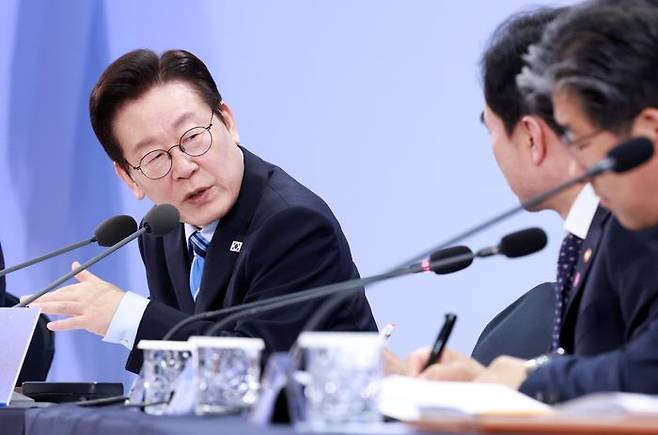 이재명 대통령이 지난 14일 경기 파주시 라이브러리스테이 지지향에서 열린 '경기 북부의 마음을 듣다' 타운홀 미팅 간담회에서 안규백 국방부 장관에게 질문하고 있다. ⓒ연합뉴스