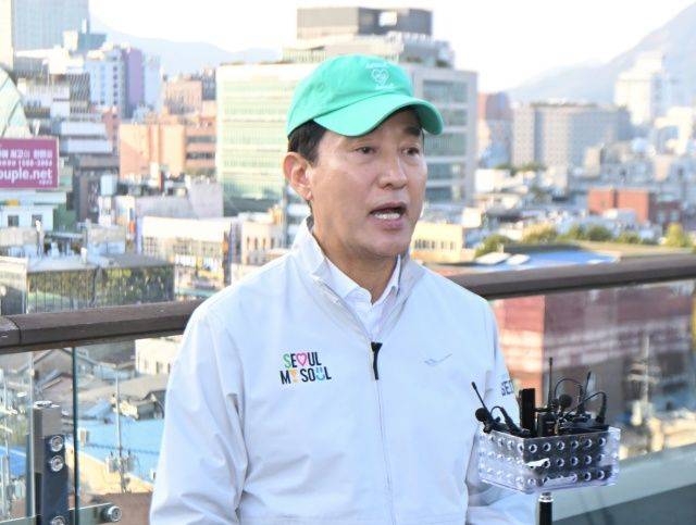 오세훈 서울시장이 지난 7일 종로구 세운상가 옥상정원을 방문해 세운4구역 관련 현장브리핑을 하고 있다.ⓒ서울시