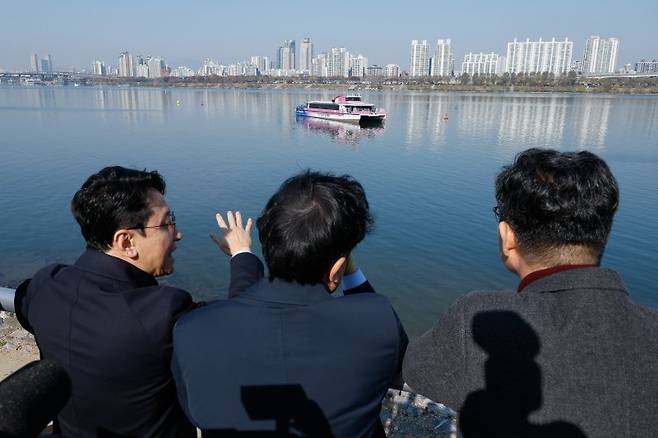 더불어민주당 국회의원들이 지난 16일 서울 송파구 잠실선착장 인근 한강버스 중단 사고 현장을 살피고 있다. 왼쪽부터 천준호, 박주민, 김남근, 더불어민주당 의원. 뉴스1