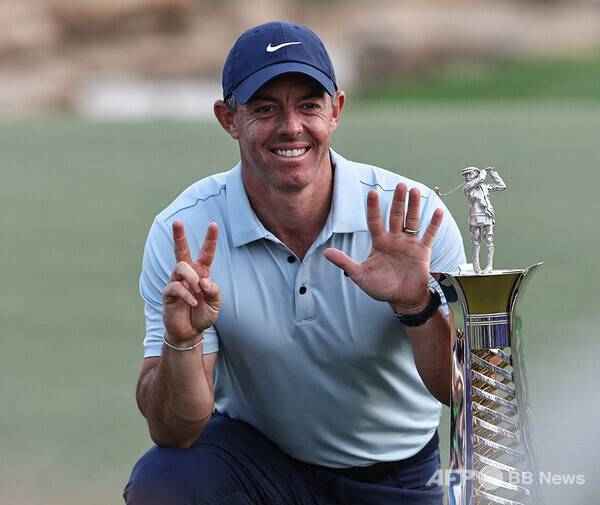 DP월드투어(옛 유러피언투어) 2025시즌 최종전 DP월드 투어챔피언십 연장전 끝에 준우승을 기록한 로리 맥길로이가 DP월드투어 두바이 레이스 랭킹 1위 시즌 최종 우승자에게 주어지는 해리 바든 트로피와 함께 기념 촬영하는 모습이다. 사진제공=ⓒAFPBBNews = News1