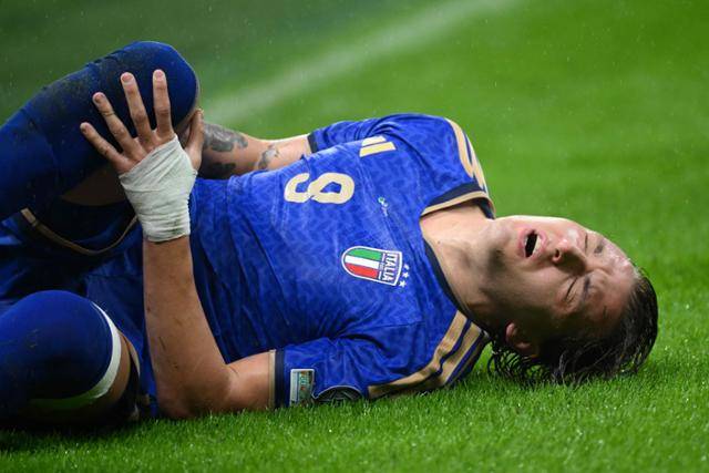 이탈리아 축구대표팀의 마테오 레테기가 17일 이탈리아 밀라노의 주세페 메차 스타디움에서 열린 노르웨이와의 2026 북중미 월드컵 유럽예선 I조 조별리그 최종 8차전에서 태클을 당한 후 고통스러워하고 있다. 밀라노=AFP 연합뉴스