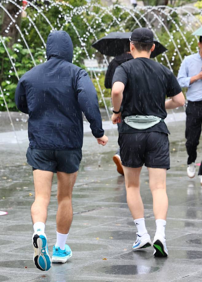 <yonhap photo-4940=""> 가을비 속 러닝 (서울=연합뉴스) 서대연 기자 = 비가 내린 13일 서울 종로구 광화문광장에서 시민들이 달리고 있다. 2025.10.13 dwise@yna.co.kr/2025-10-13 13:26:17/ <저작권자 ⓒ 1980-2025 ㈜연합뉴스. 무단 전재 재배포 금지, AI 학습 및 활용 금지></yonhap>