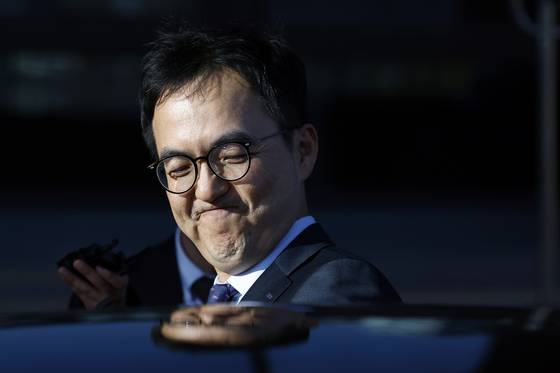 구자현 신임 검찰총장 직무대행이 17일 오후 경기도 과천시 정부과천청사 법무부에서 정성호 법무부 장관과의 면담을 마친 뒤 밖으로 나와 대기하던 차량에 오르고 있다. 뉴스1