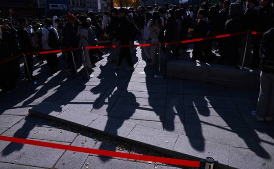 지난 15일 수시모집 논술시험을 마친 수험생들이 학교를 나서고 있는 모습. (기사와 상관없는 사진) 연합뉴스