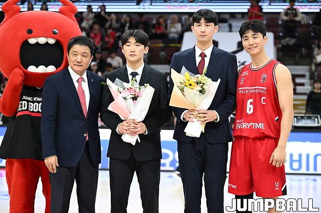 ▲ 문유현(왼쪽에서 2번째), 송한준(오른쪽에서 2번째)