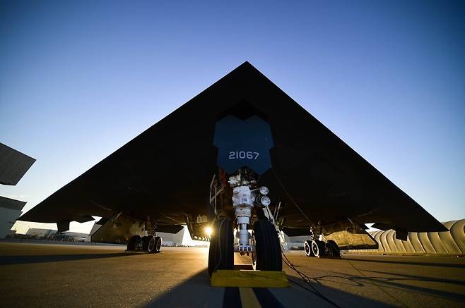 스텔스 기능 최적화를 위해 극단적으로 단순한 디자인을 채택했다.
