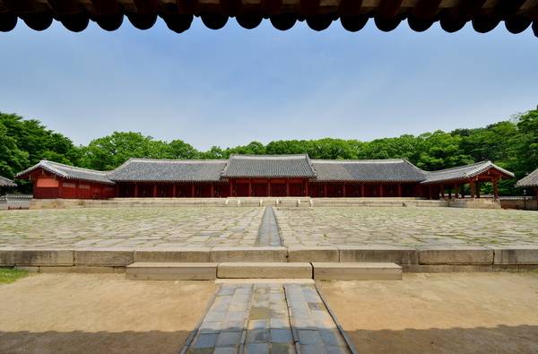 종묘 영녕전 전경. 종묘는 조선과 대한제국 역대 왕과 왕비, 황제와 황후의 신주를 모신 사당으로 1995년 석굴암·불국사, 해인사 장경판전과 함께 한국의 첫 유네스코 세계유산으로 등재됐다. 국가유산청 제공