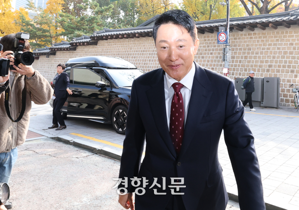 오세훈 서울시장이 지난 13일 김윤덕 국토교통부 장관과 면담하기 위해 서울 중구의 한 한식당으로 들어서고 있다. 성동훈 기자