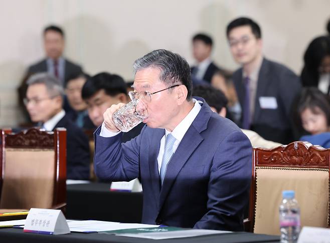 정성호 법무부 장관이 17일 경기도 정부과천청사 법무부에서 열린 전국 보호기관장 회의에 참석해 물을 마시고 있다. 연합뉴스