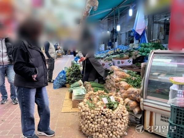 16일 군포시 산본시장 내 통행로가 최소 4m 폭을 유지하도록 노란색 적치물 경계선을 실선으로 칠해두었지만 상인 물품이 실선을 넘어 통행로 절반을 침범하고 있다. 박소민기자