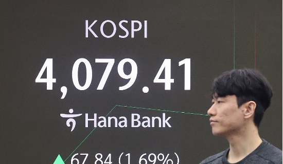 17일 오전 서울 중구 하나은행 본점 딜링룸 현황판에 코스피가 표시돼 있다. 이날 코스피는 전장보다 67.00p(1.67%) 오른 4078.571로 시작했다.(사진=연합뉴스)