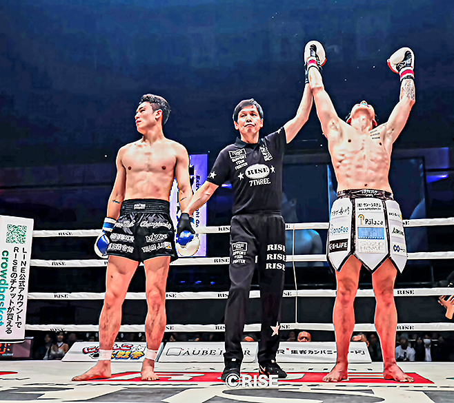 국제무에타이연맹 동아시아선수권대회 동메달리스트 조산해가 2025년 11월 일본 도쿄 료고쿠 고쿠기칸 킥복싱 슈퍼파이트 0-2 판정패에 아쉬워하고 있다. 오른쪽은 승리에 기뻐하는 제4대 라이즈 67.5㎏ 챔피언 우사미 히데 메이슨. 사진=RISEクリエーション株式会社